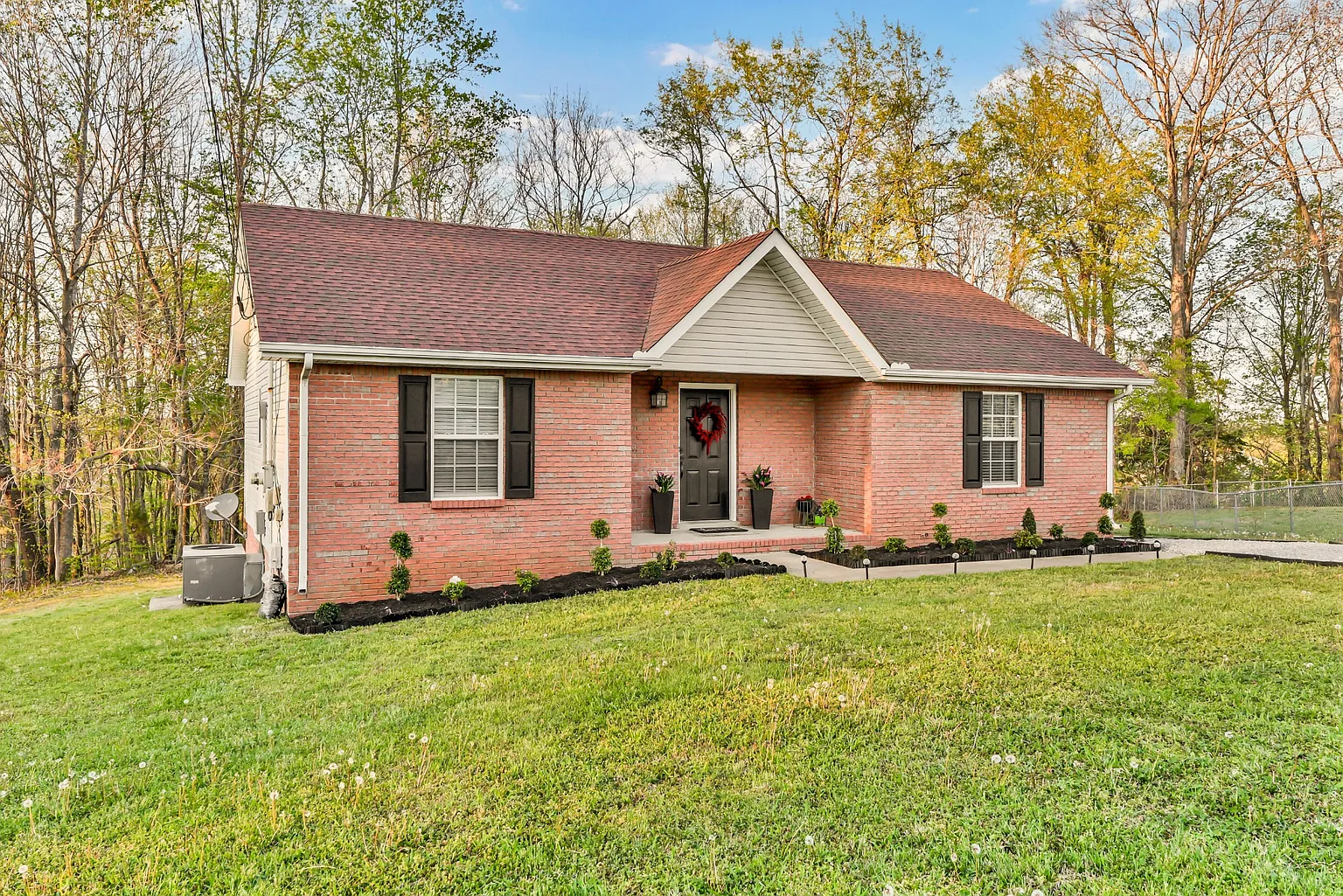 901 Lindsey Dr photo 1