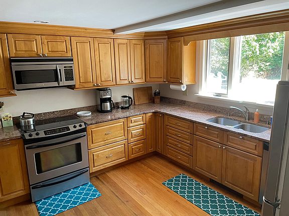 Full-equipped kitchen with extra storage