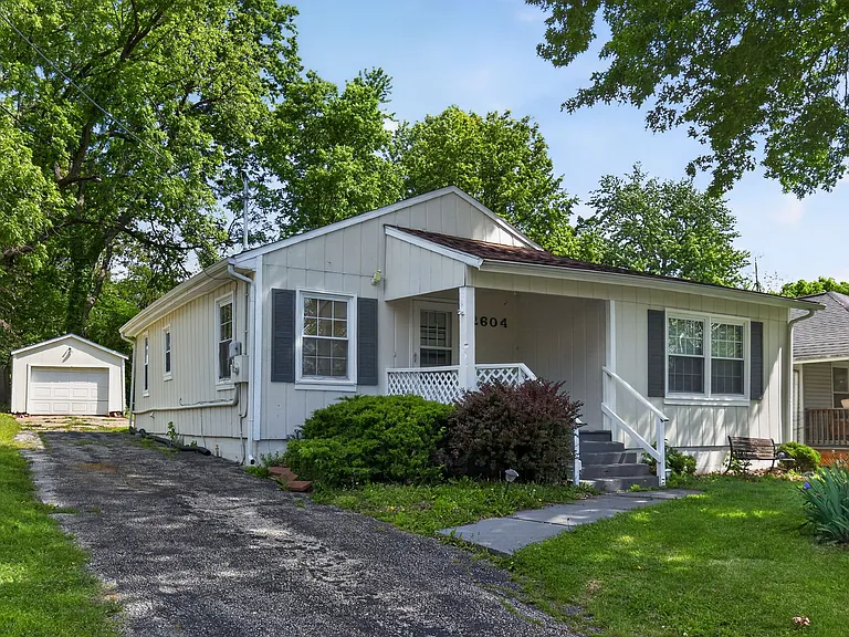 2604 Robinson St — Photo 1