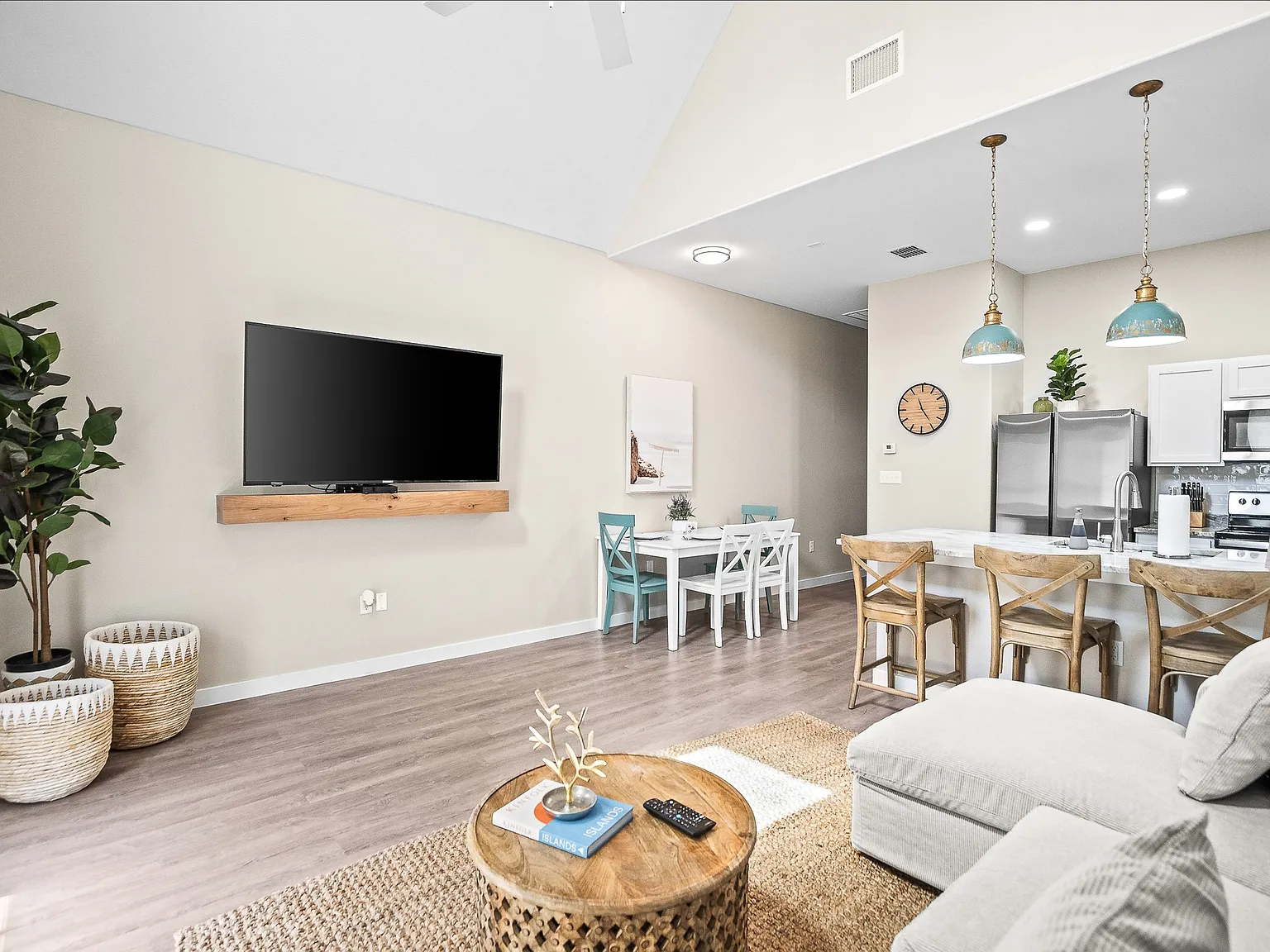 2 bed, 860 sqft, $2,100 — Photo 3