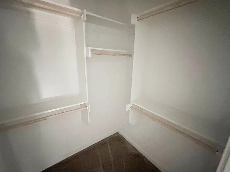 933 W Holly St — Photo 14
