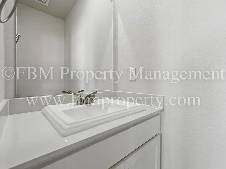 2121 Luna Dr — Photo 4