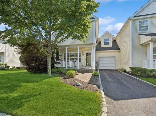 45 Paddington Circle #45, Smithtown, NY 11787