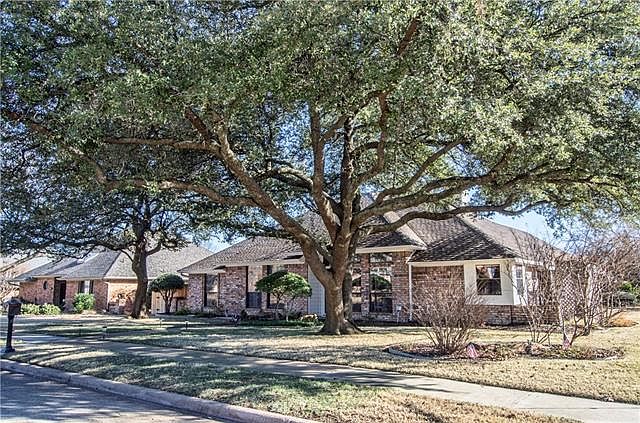 1st image of 2608 Loch Haven Dr