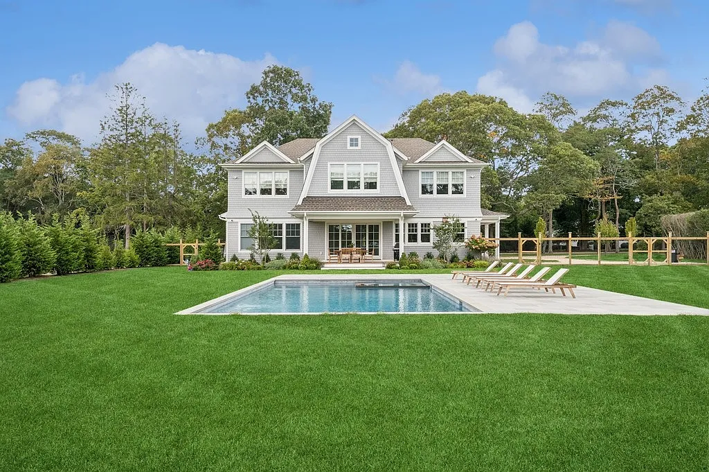 5 Bedroom Village Haven of Comfort & Style — Photo 2