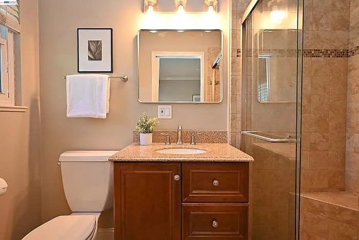 749 Moraga Dr — Photo 15