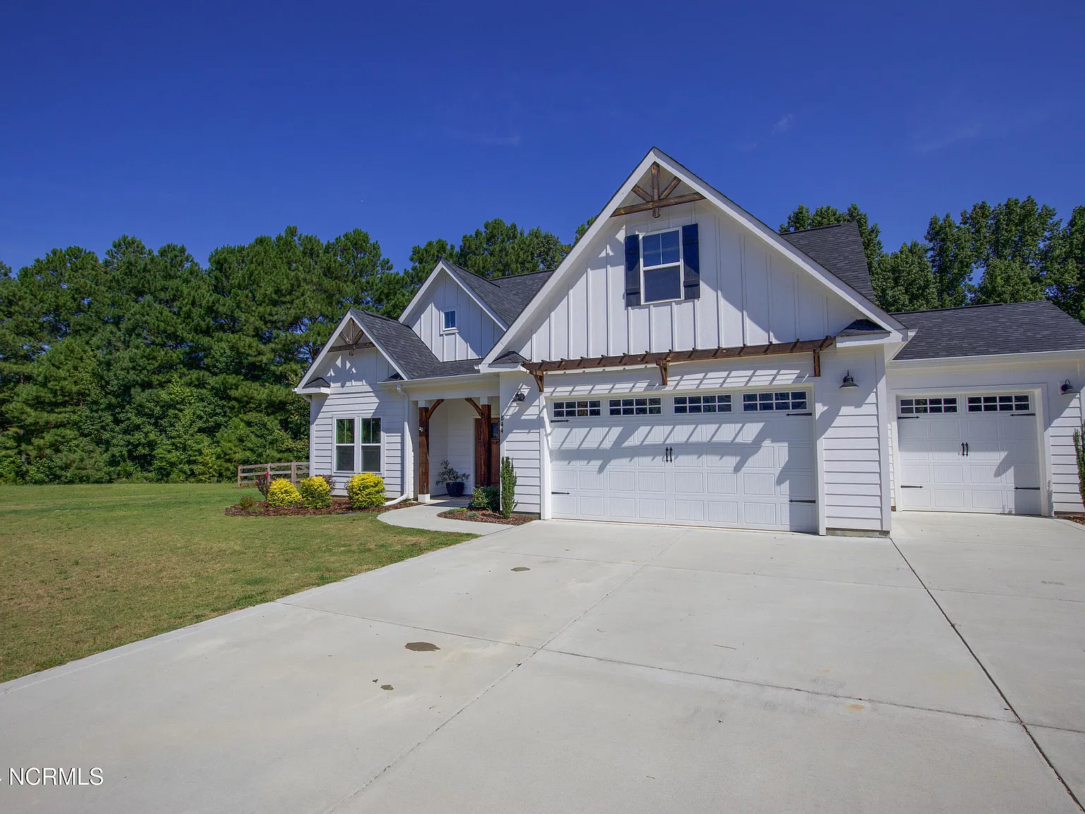 4 bed, 3.0 bath, 2554 sqft, $2,600 — Photo 3