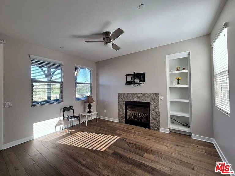 383 Silktree Ave — Photo 3