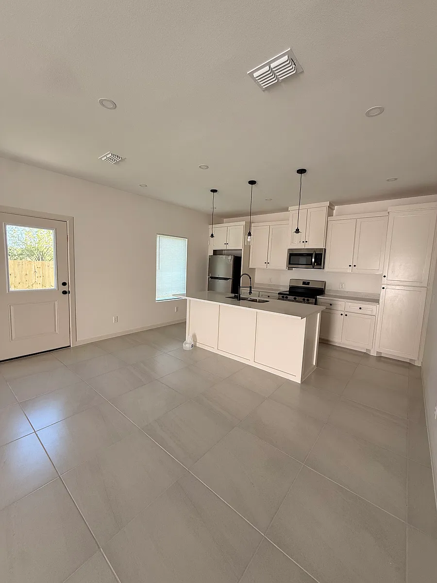 Building Photo - 2108 E Elliana St #3