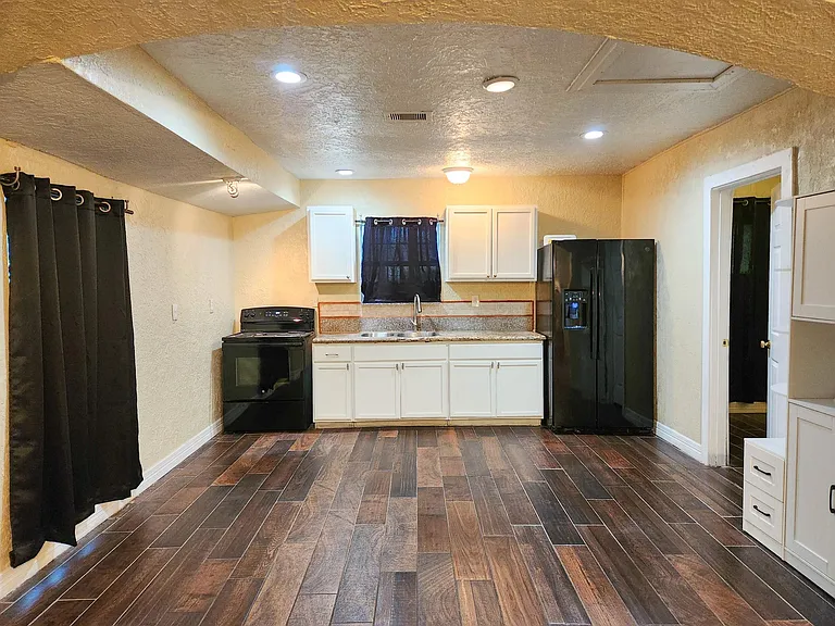 2222 Hogg St — Photo 9
