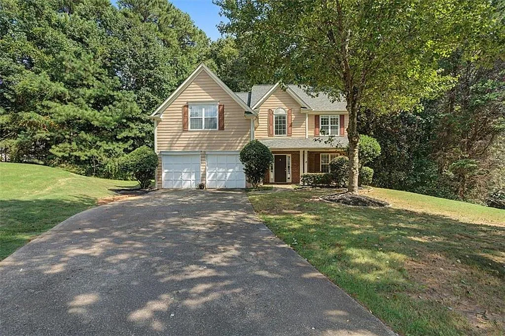 4 bed, 2.5 bath, 2215 sqft, $2,400 — Photo 2