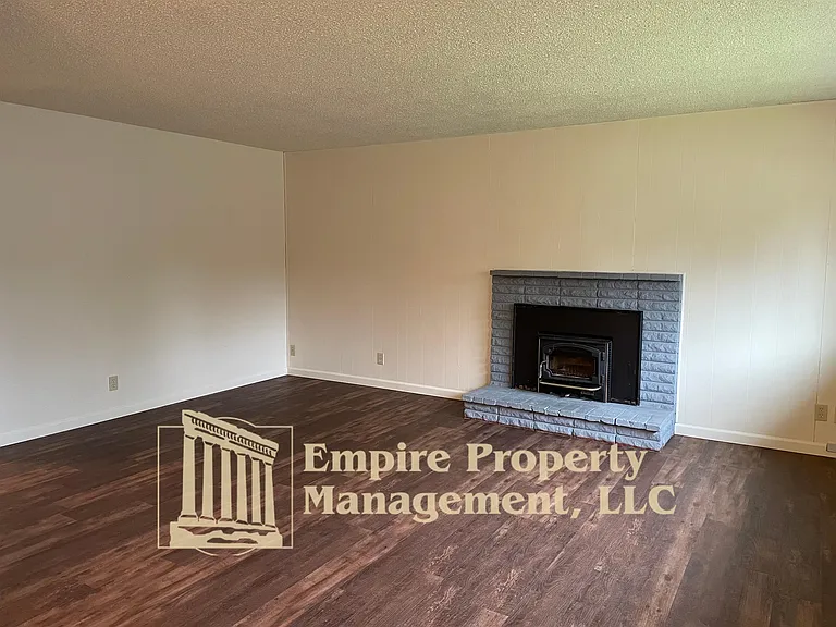 1297 Waite St — Photo 2