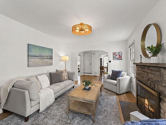 4th image of 105 E Royal Forest Blvd