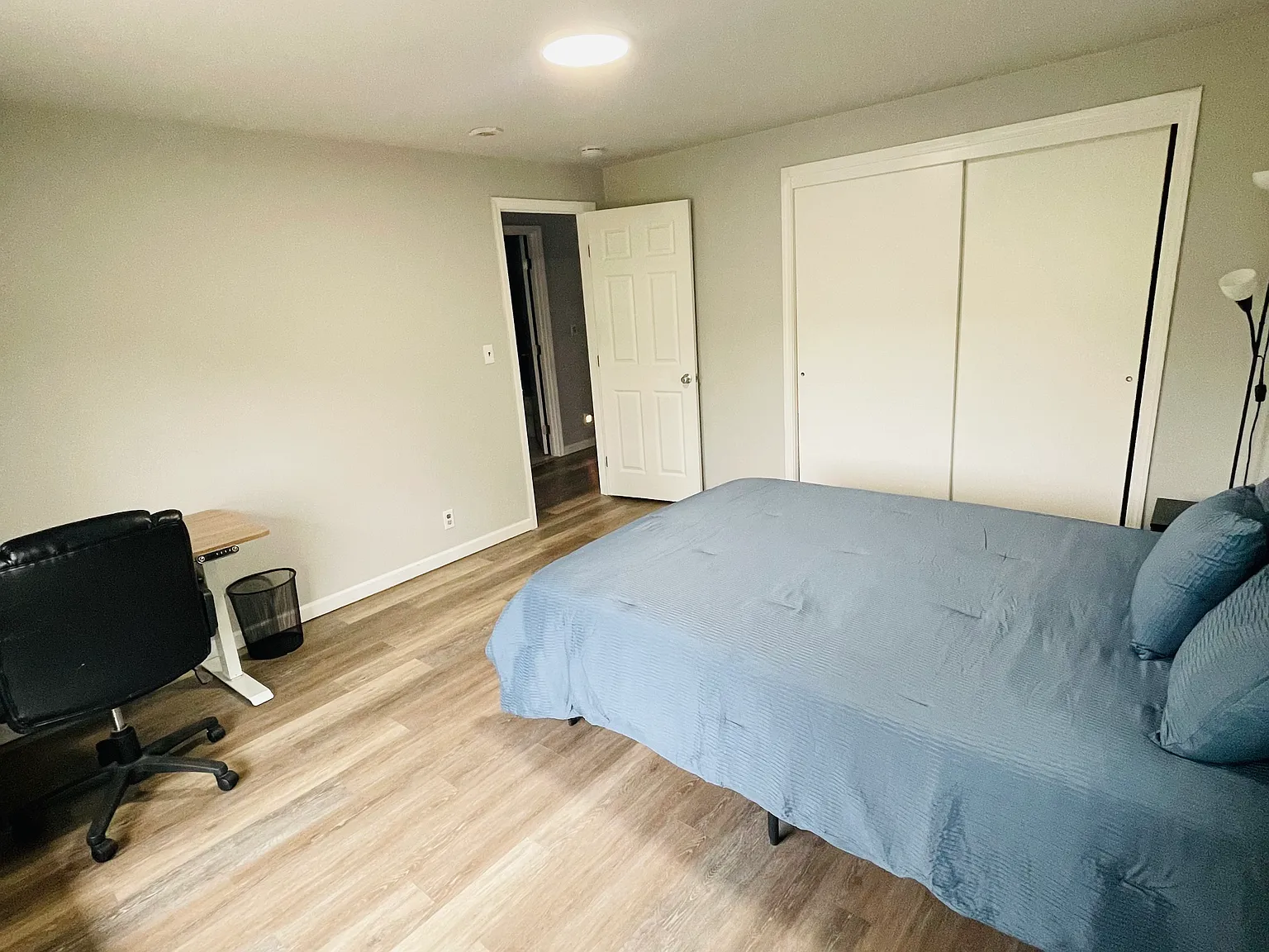 6 bed, 2900 sqft, $1,100 — Photo 2