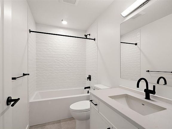 4th image of 1102 Esquimalt Rd #205