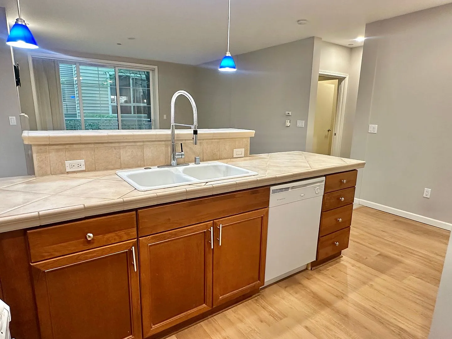 Beautiful 1 bed condo in the heart of Bellevue! Available 10/10/2026! — Photo 4
