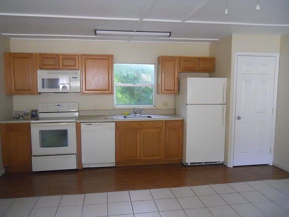 4th image of 1010 W Church St