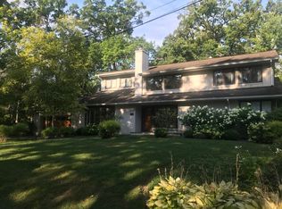 302 Newman Ct, Lake Bluff, IL