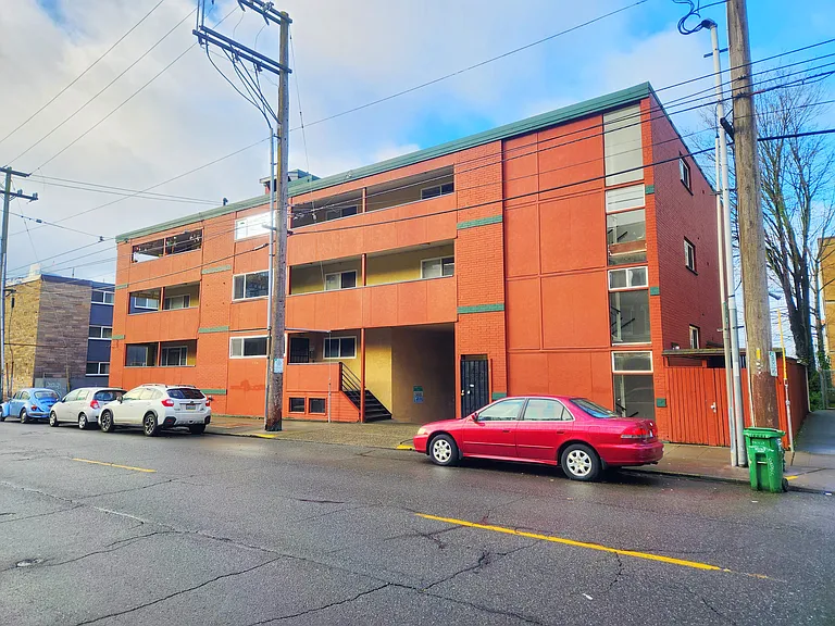 Hawaiian Apartments — Photo 34