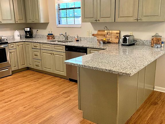 5th image of 820 Parkwood Pl