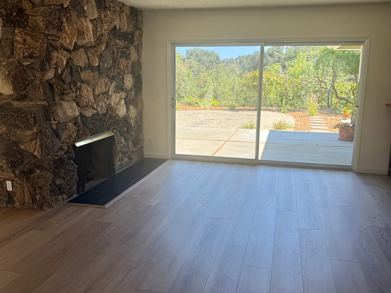 3 bed, 2.5 bath, 1970 sqft, $8,550 — Photo 3