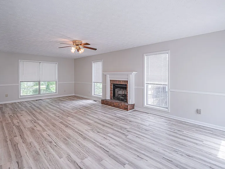 2402 Betsy Ct SW — Photo 10