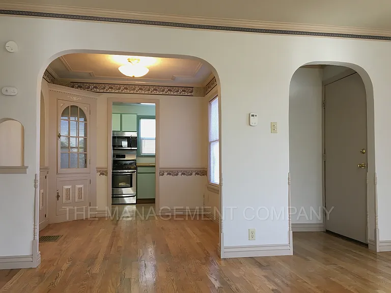 576 Addison Ave W — Photo 8