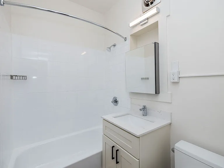 240 Grand — Photo 28