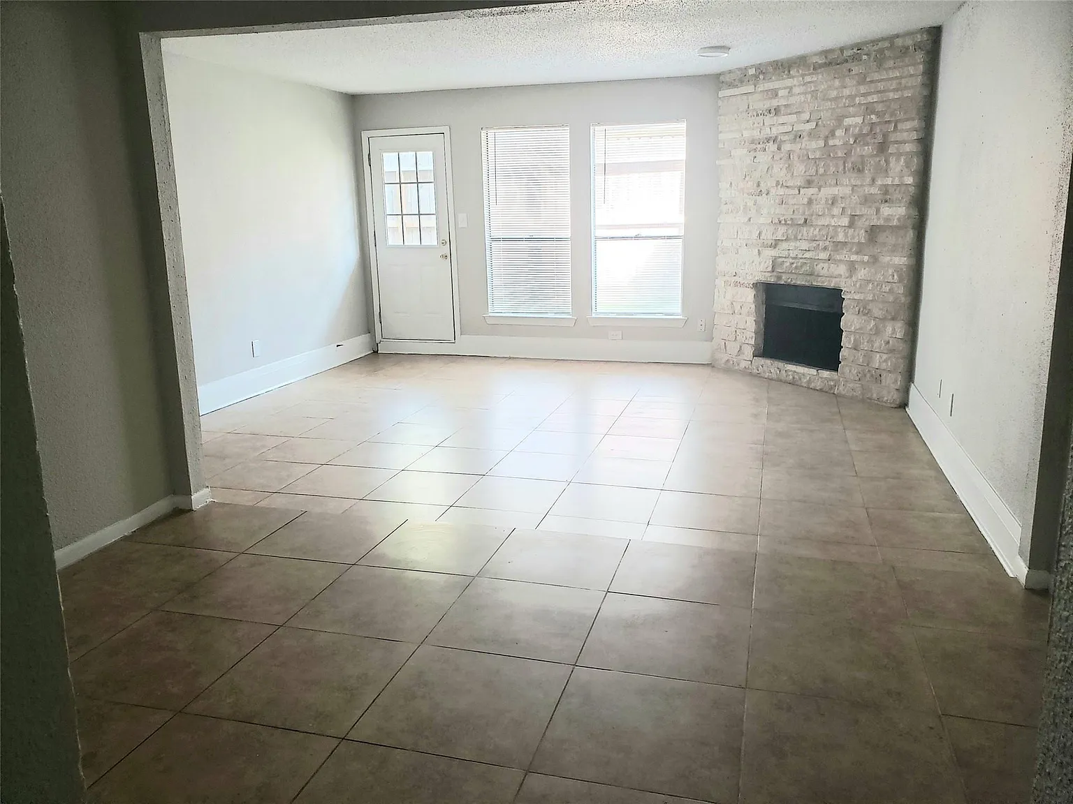 2 bed, 1.0 bath, 945 sqft, $1,350 — Photo 4