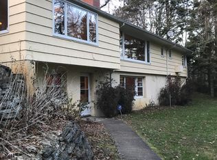 4 Thompson Ln, North Oaks, MN 55127