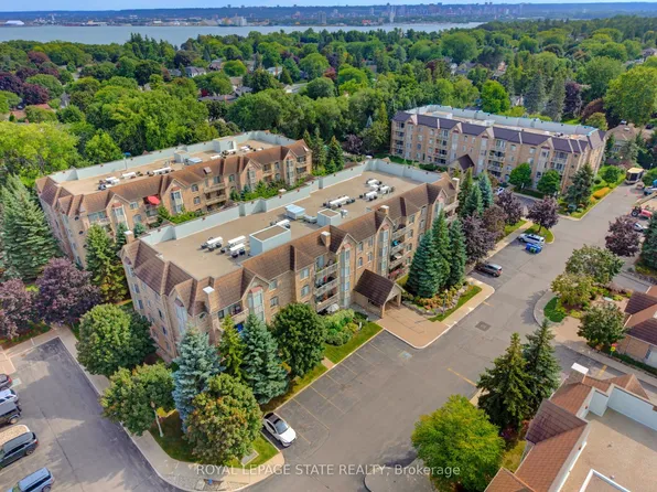 216D Plains Rd W #W-309, Burlington, ON L7T 4K9