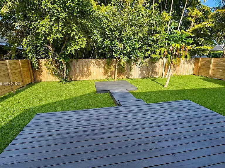 8819 Dickens Ave — Photo 15