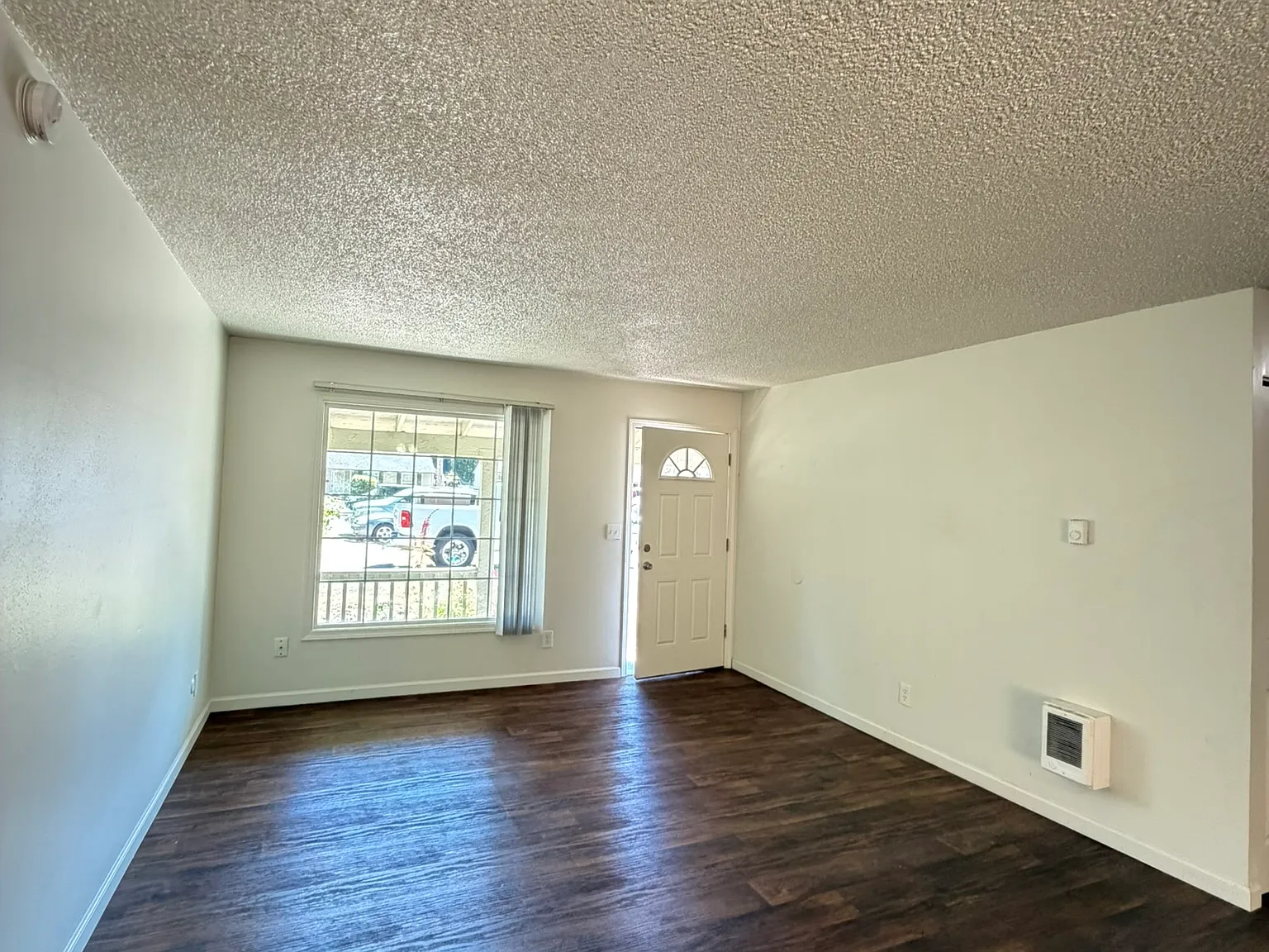 3 bed, 950 sqft, $1,895 — Photo 3