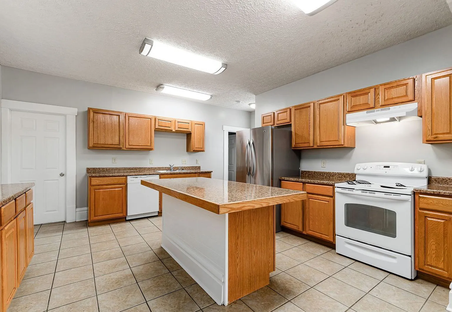 6 bed, 3.0 bath, $4,409 — Photo 3