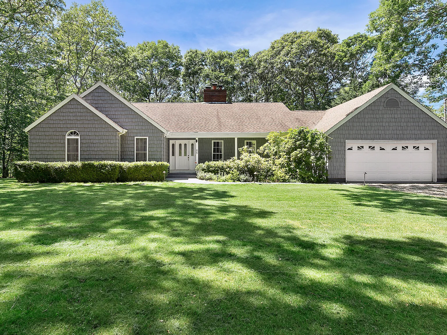 Sag Harbor Haven on Lilly Pond — Photo 1