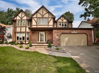 40 Shellridge Dr, East Amherst, NY 14051