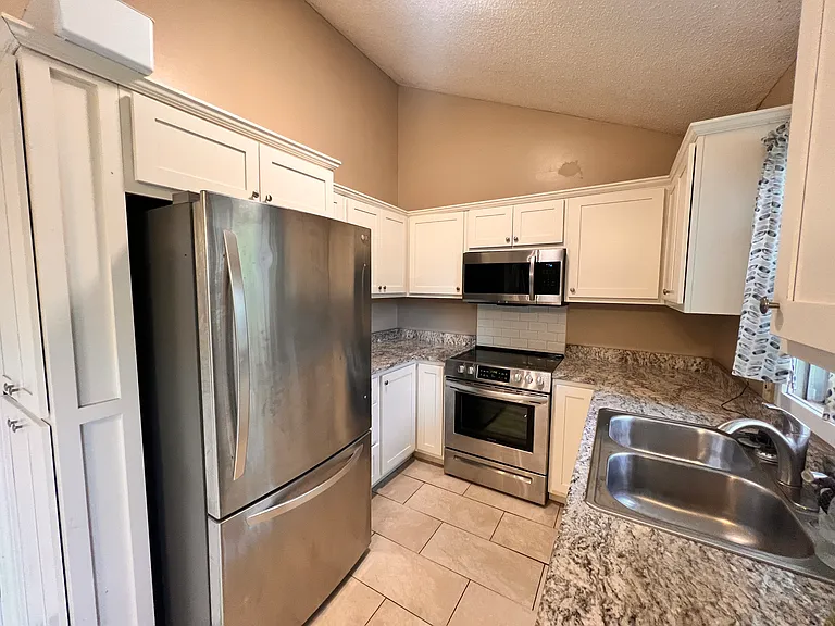 2677 S Grant Ave — Photo 3