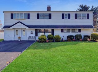 39 Springtime Ln E, Levittown, NY 11756