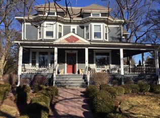 422 W South St, Woodstock, IL 60098