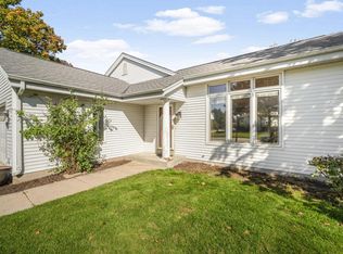 747 Laureate Dr, Pewaukee, WI 53072