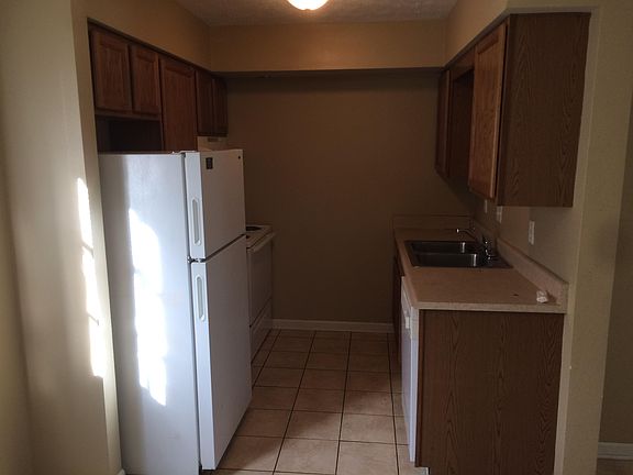 3rd image of 923 Villa Dr APT 2