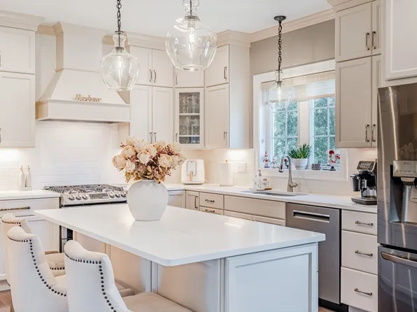 59 Camden Ln, Cranston, RI 02921