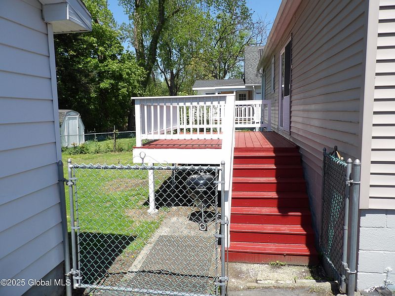 4th image of 1005 9th Avenue