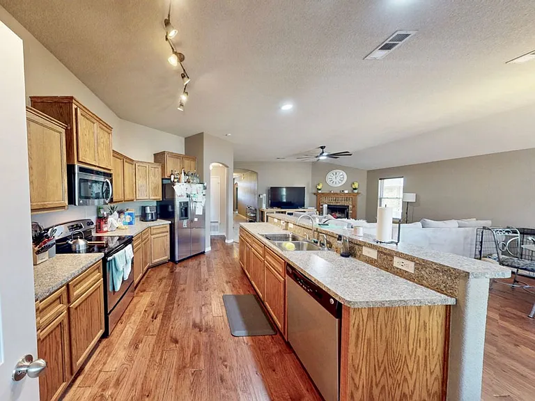2607 Montague County Dr — Photo 10