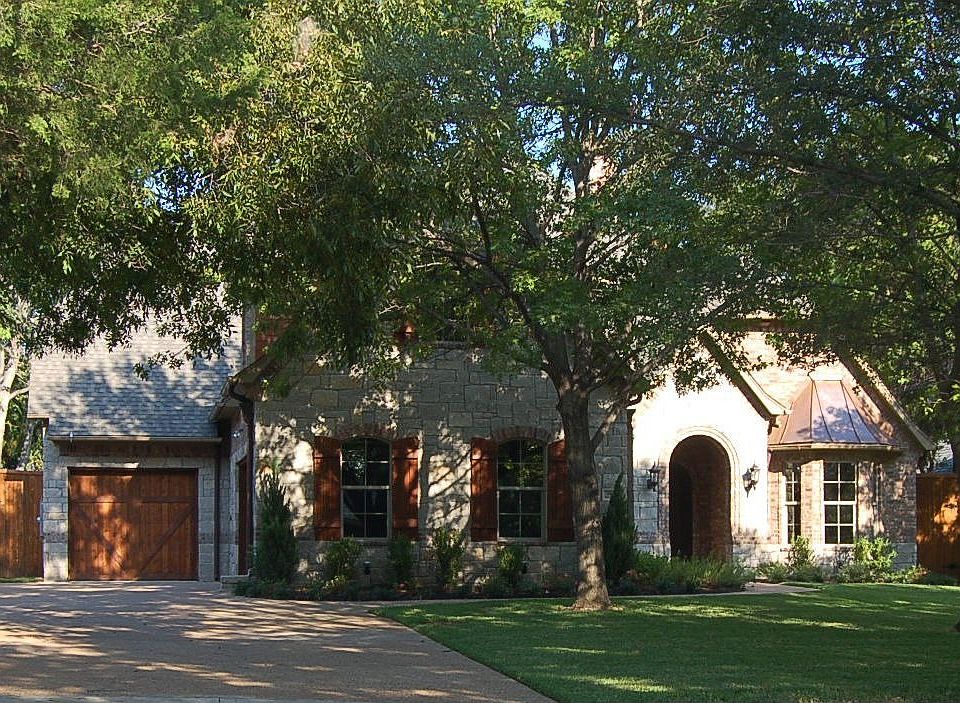 Beautiful 5 bedroom home in great neighborhood w/large yard 
