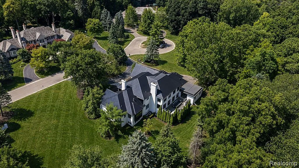5 bed, 7.0 bath, 9744 sqft, $25,000 — Photo 3