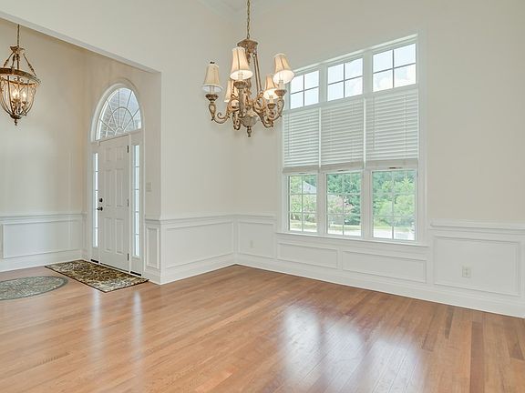 4th image of 804 Leslie Ct