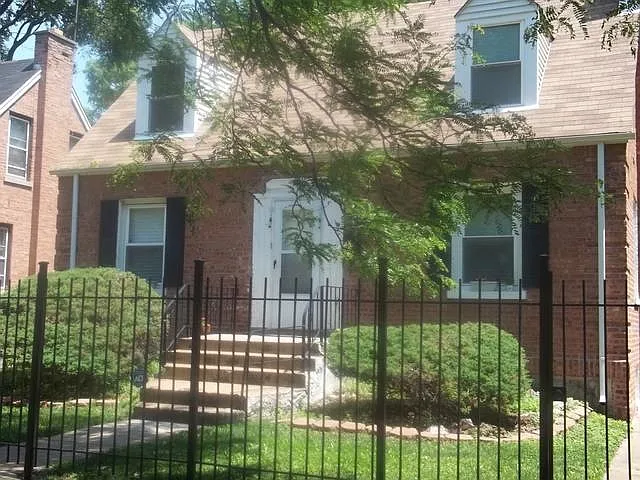 10035 S Oglesby Ave photo 1
