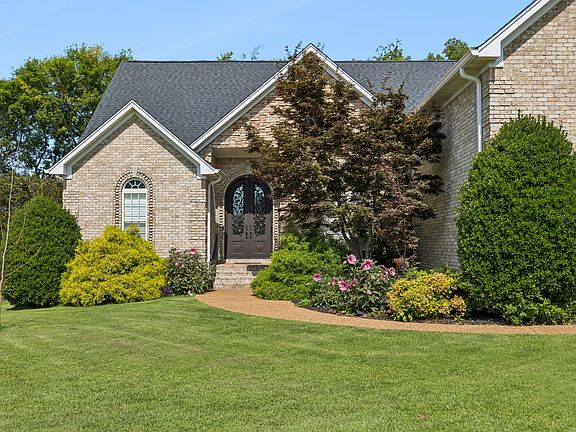3rd image of 402 Five Oaks Blvd