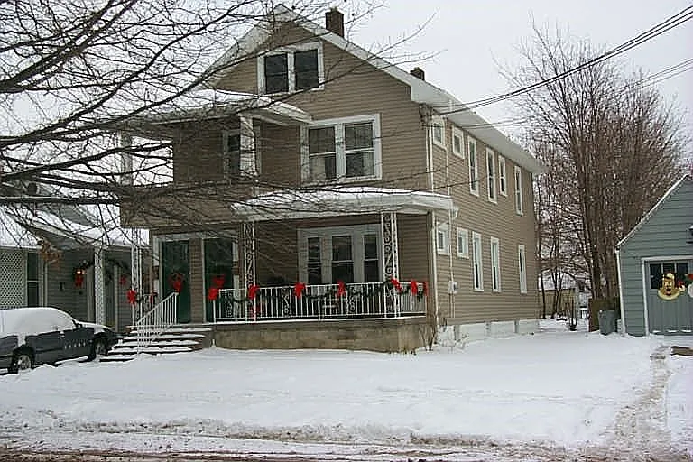1037 W 29th St